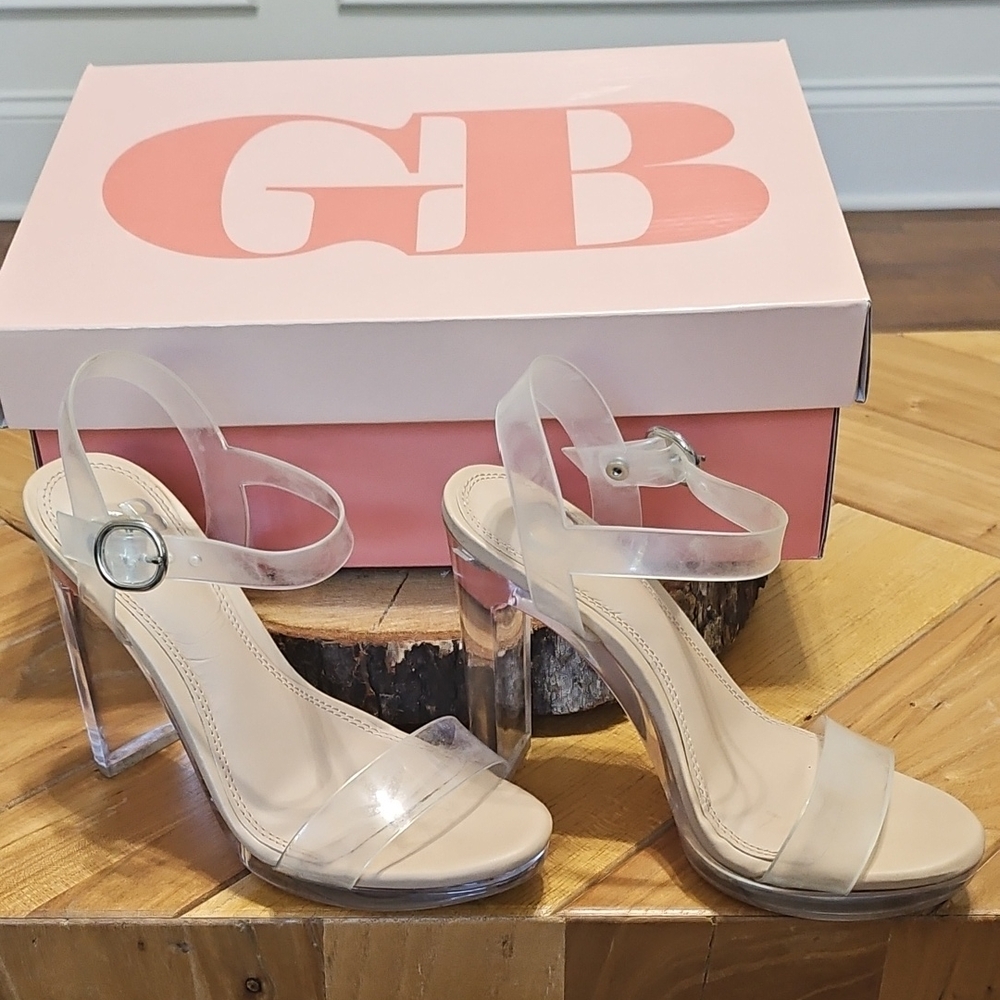 Gianni Bini Cream Heels Elegant Design